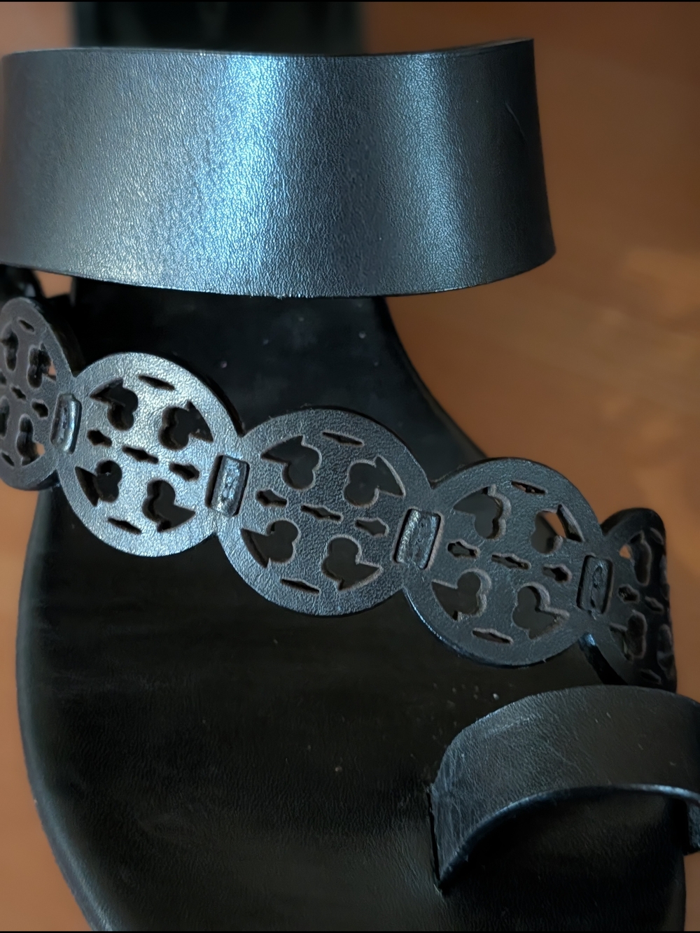 Tory Burch Black Leather Logo-Accent Sandals - Picture 4 of 5